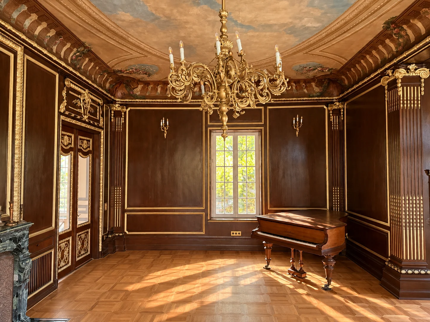 Etage 1: Raum mit Klavier