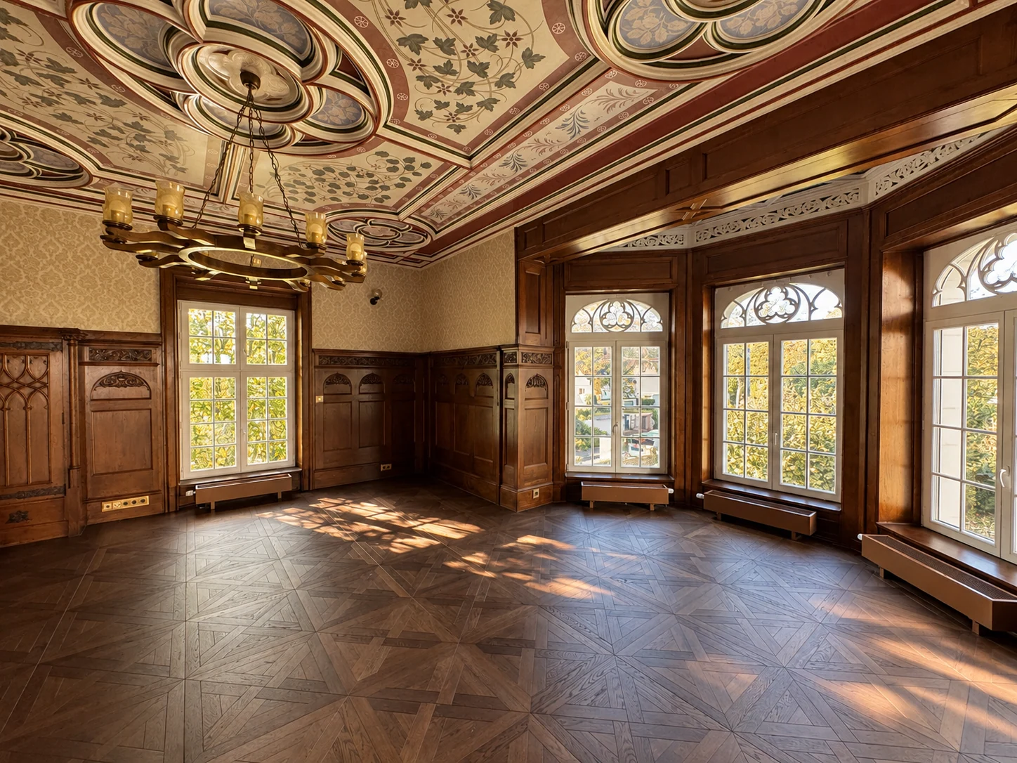 Etage 2: großer heller Raum mit kunstvoller Decke und hohen Fenstern